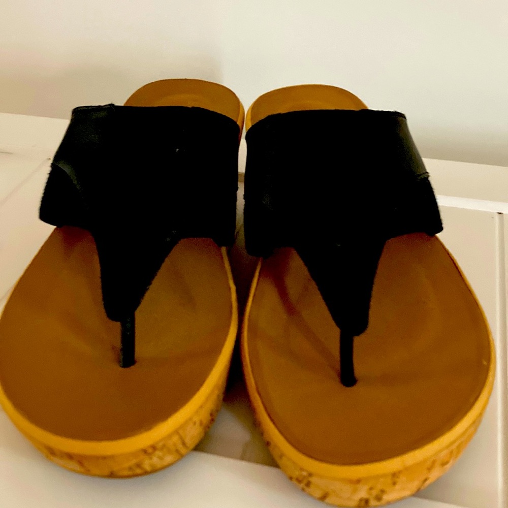 Adorable size 7 Rockport comfort dress sandals
